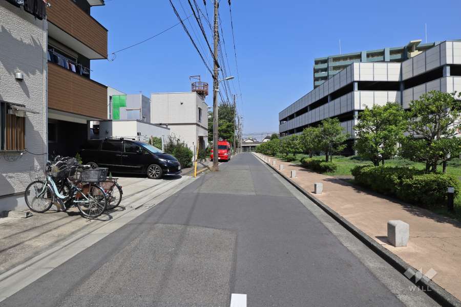 敷地北側の前面道路（西側から）
