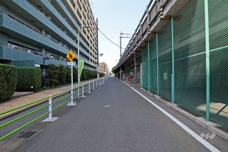 敷地東側の前面道路（南側から）