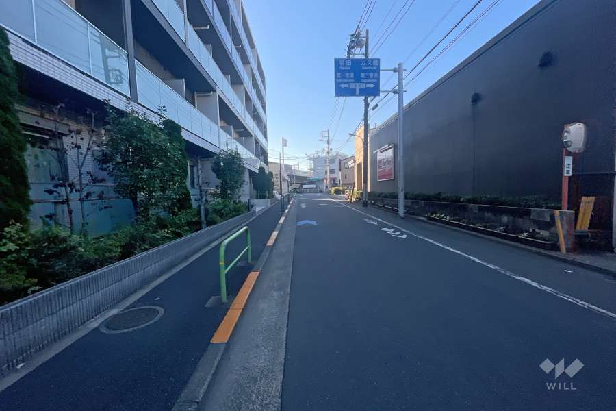 敷地西側の前面道路（北側から）