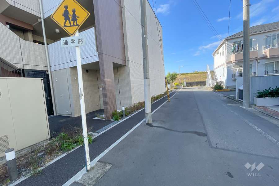 敷地北側の前面道路（東側から）
