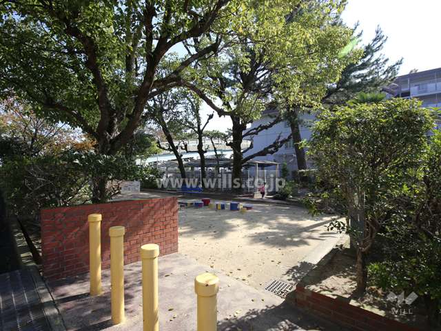 敷地に隣接して公園があります。