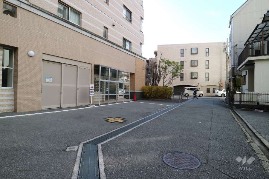 敷地西側の前面道路