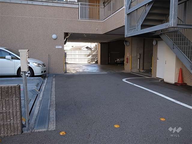 敷地内駐車場（機械式）。屋内と屋外にあります。