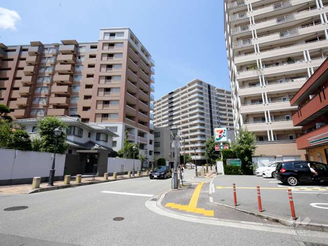 観光プロムナードはレトロなデザインの外灯が並ぶおしゃれな通りです。