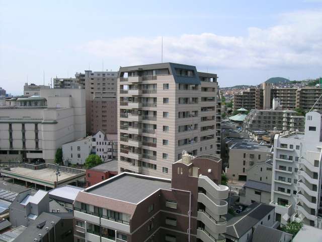 周辺はマンションが建ち並ぶ住宅地