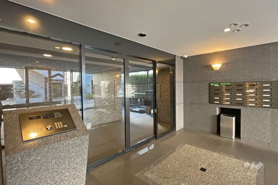 エントランスはオートロック付きです。