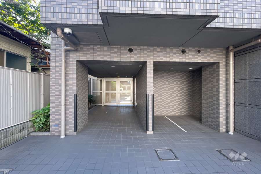 敷地内駐車場（屋内平面式）と駐輪場の出入り口