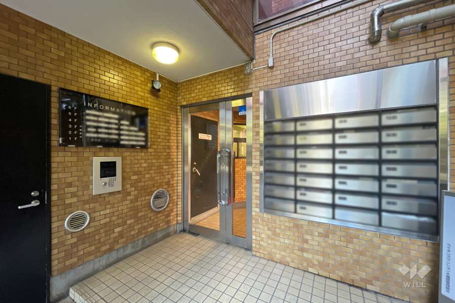 エントランスはオートロック付きです。