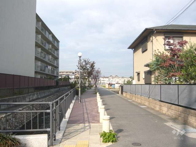 敷地西側には水路を挟んで、歩道があります。