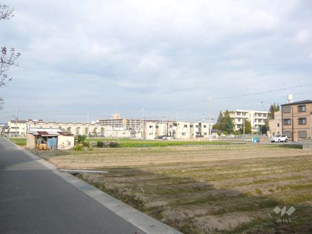 周辺は住宅の他、田んぼが多く、のどかな雰囲気です。