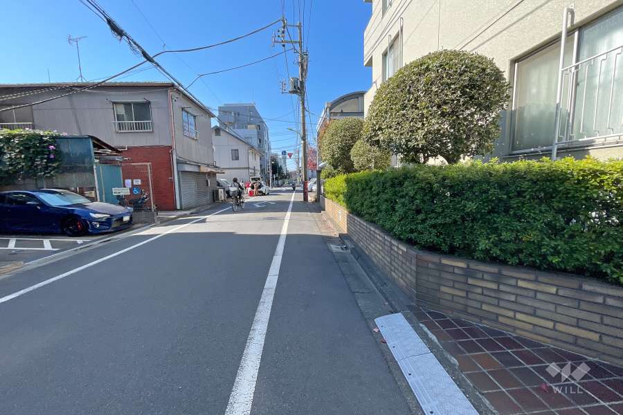 敷地南側の前面道路（東側から）
