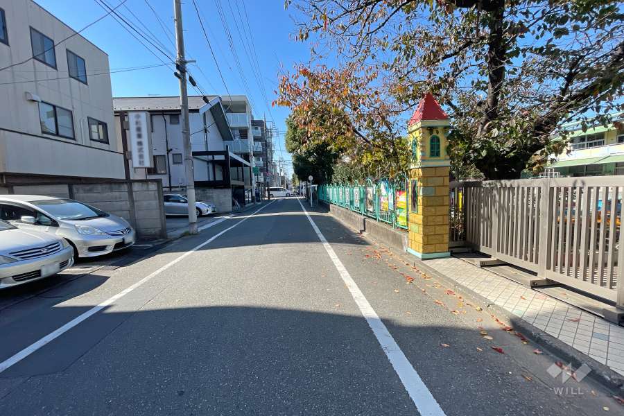 敷地北側の前面道路（東側から）
