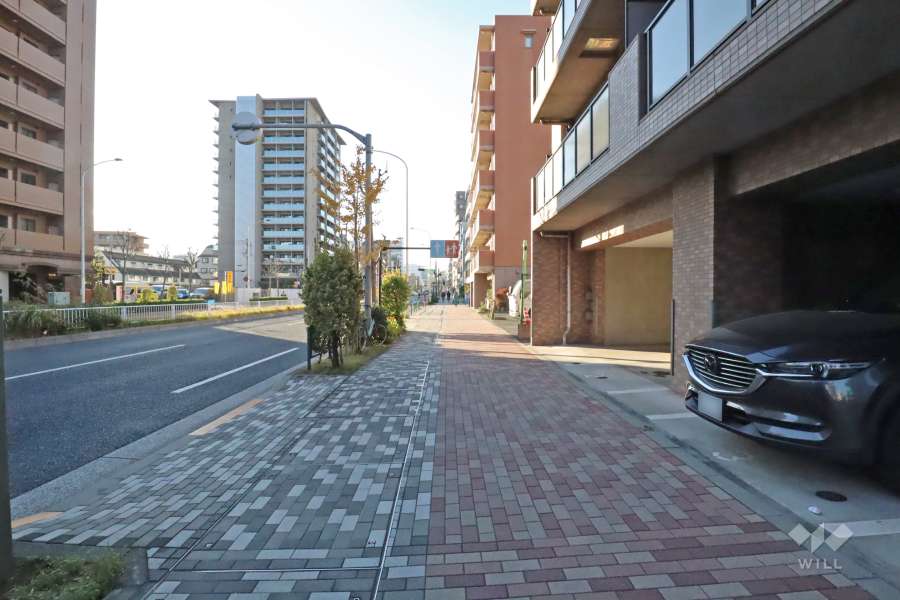 敷地南側の前面道路(東側から)