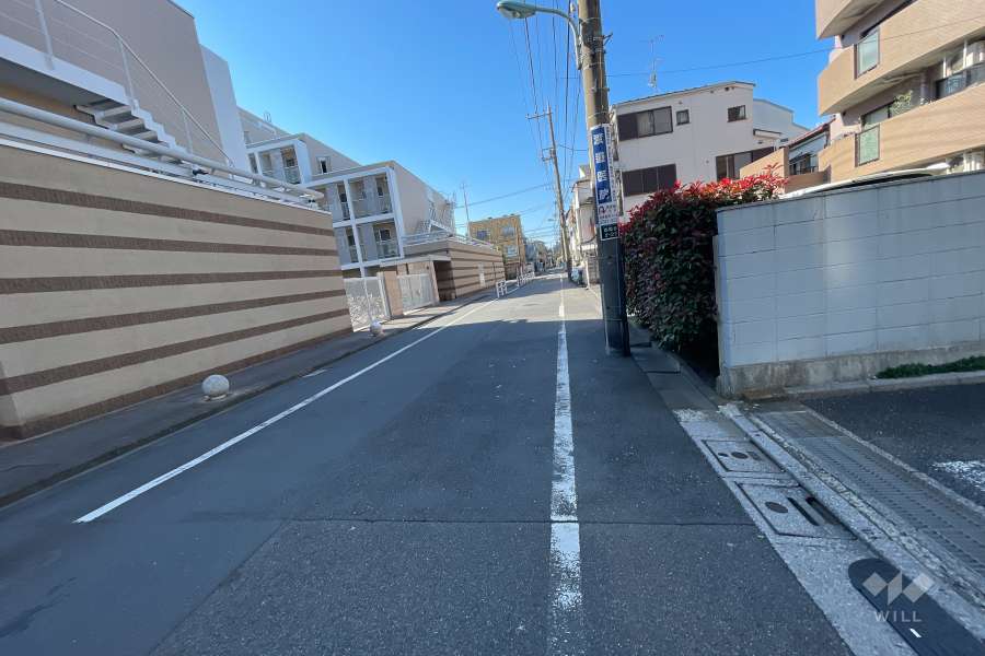 敷地南側の前面道路（東側から）