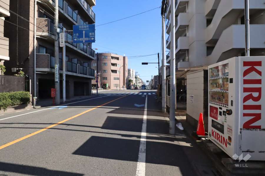 敷地北側の前面道路(西側から)