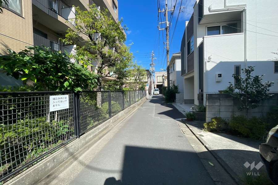 敷地東側の前面道路