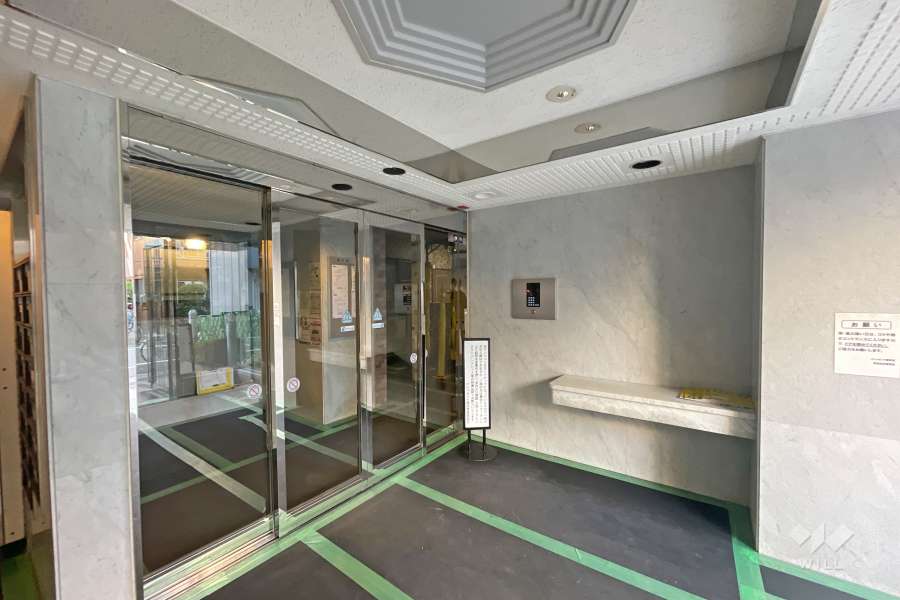 エントランスはオートロック付きです。