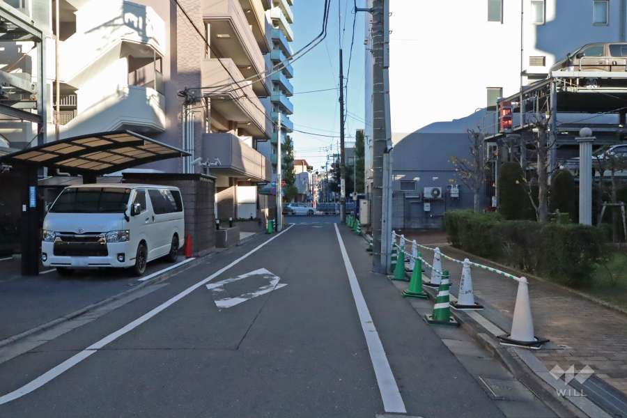 敷地北側の前面道路（西側から）