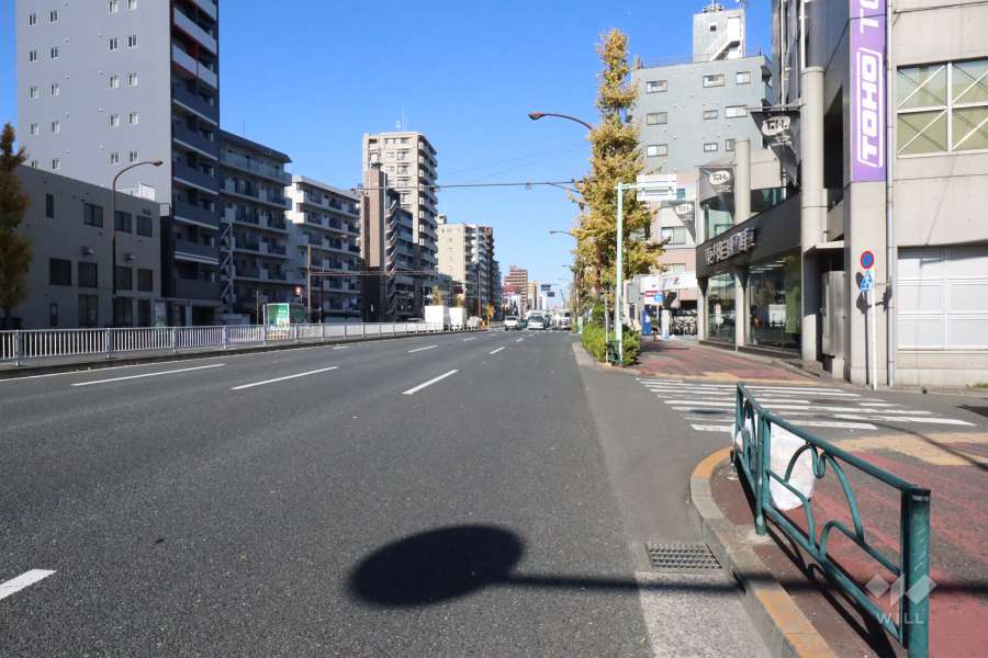 敷地東側の前面道路は産業道路です(南側から)。