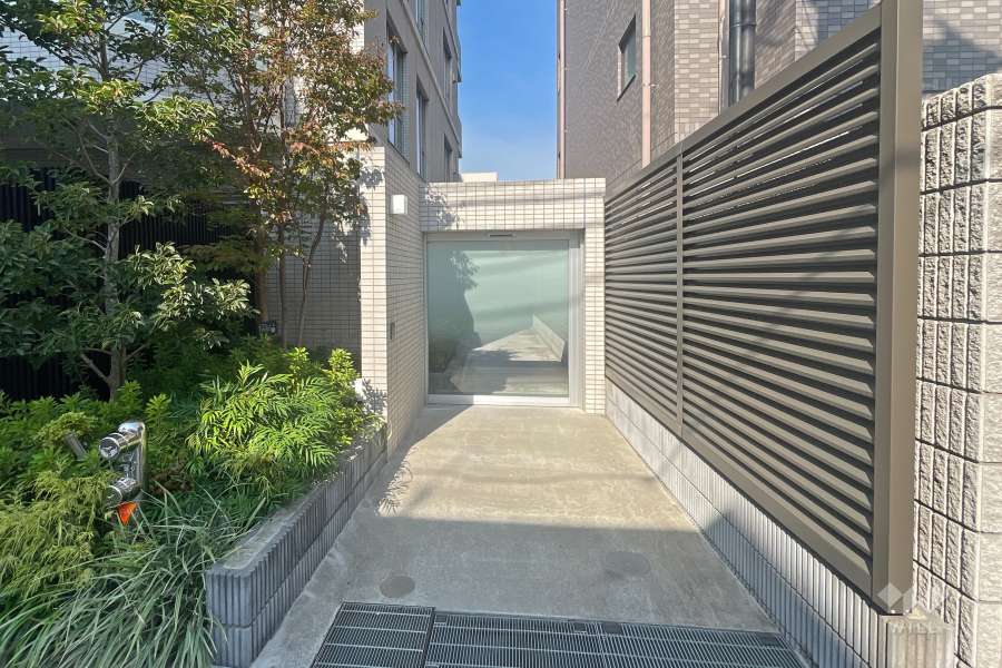 駐輪場出入口（オートロック付き）