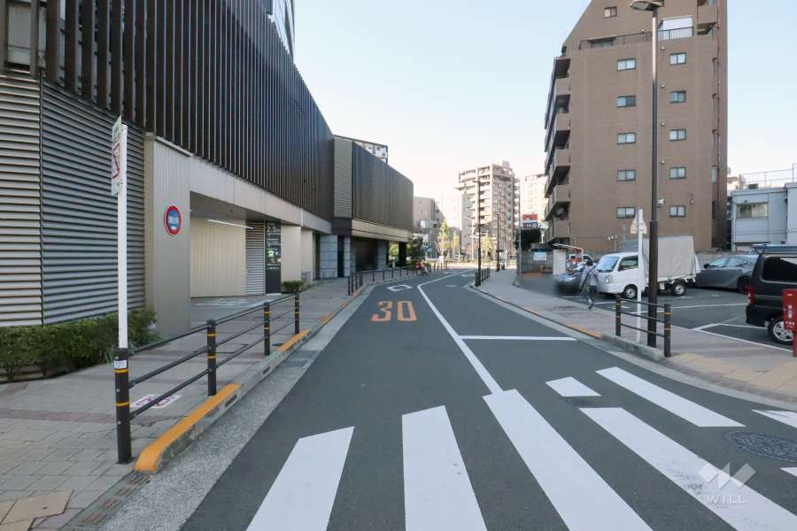 敷地北側の前面道路(西側から)