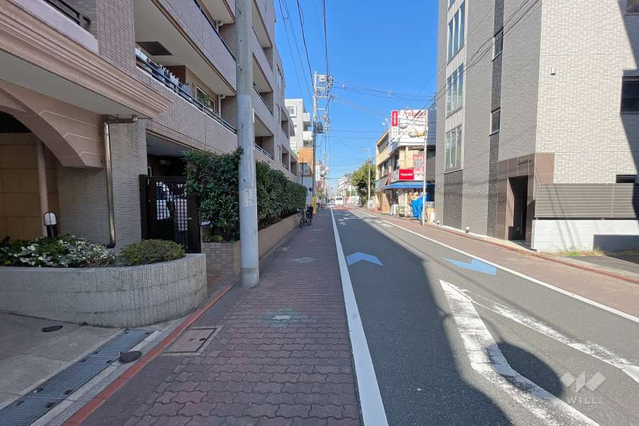 敷地東側の前面道路