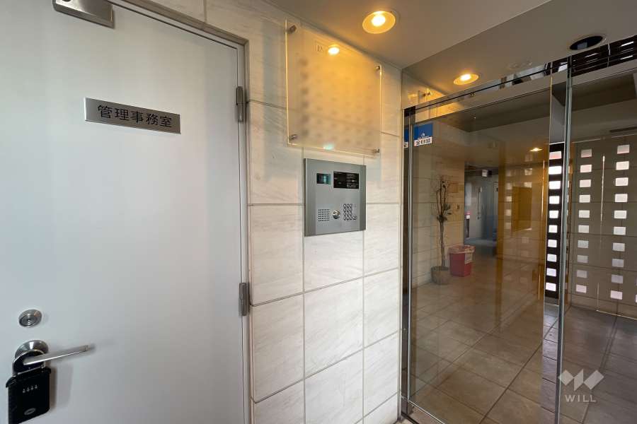 エントランスはオートロック付きです。