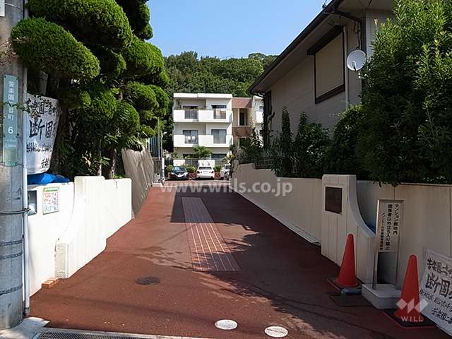 敷地入り口。前面道路より少し奥まった位置に立っています。
