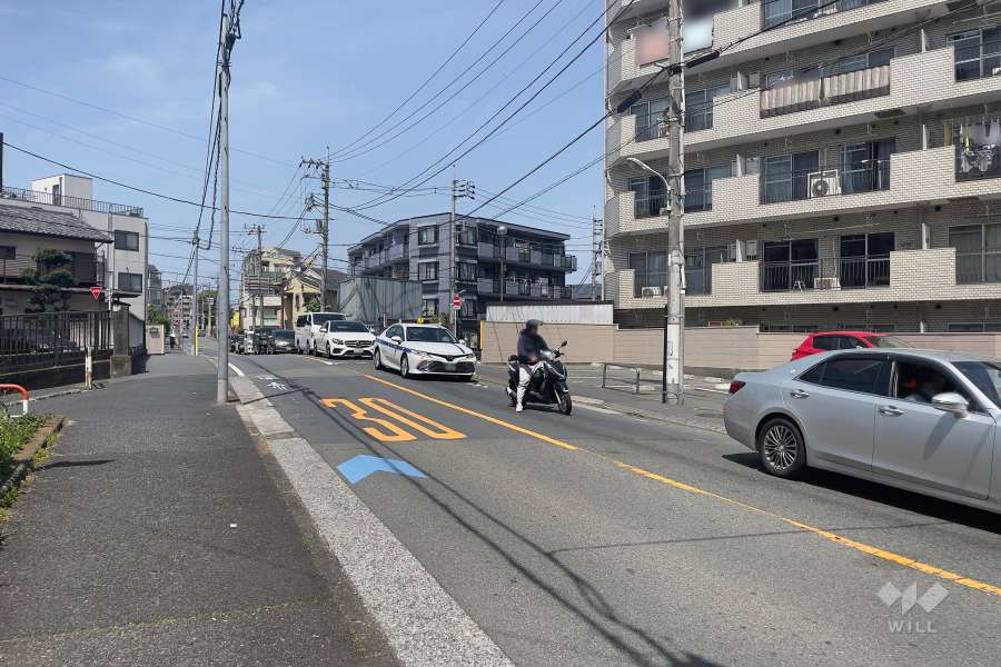 敷地南西側の前面道路（南東側から）