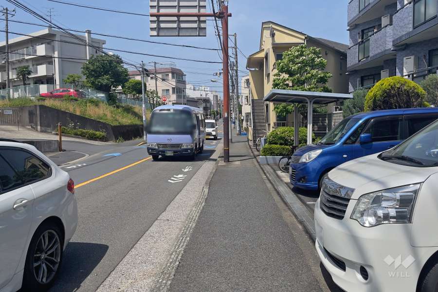 敷地南側の前面道路（東側から）
