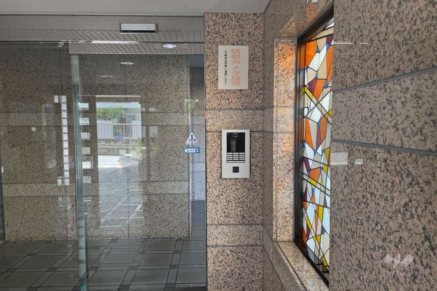 エントランスはオートロック付きです。