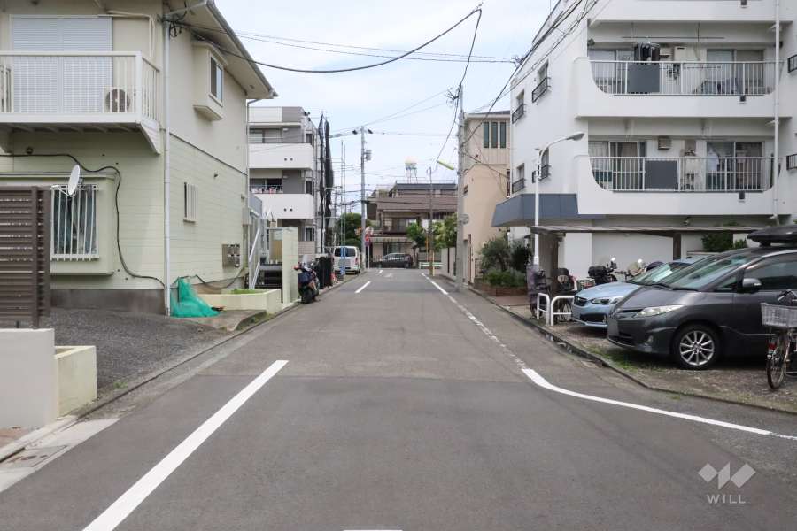 敷地西側の前面道路（南側から）