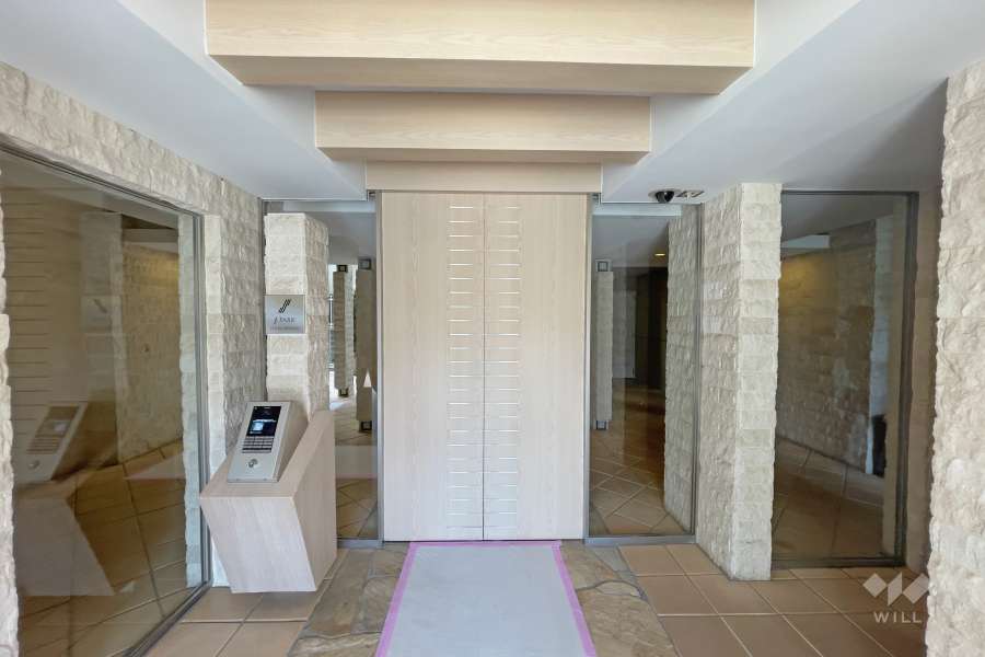 エントランスはオートロック付きです。