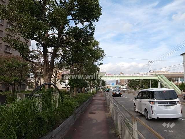 敷地の東側は4車線のバス通りに面しています。