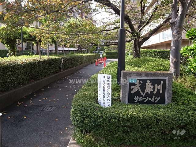 植栽に囲まれたエントランスアプローチ