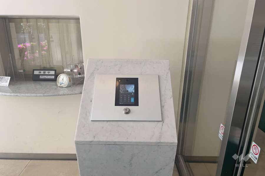 エントランスはオートロック付きです。