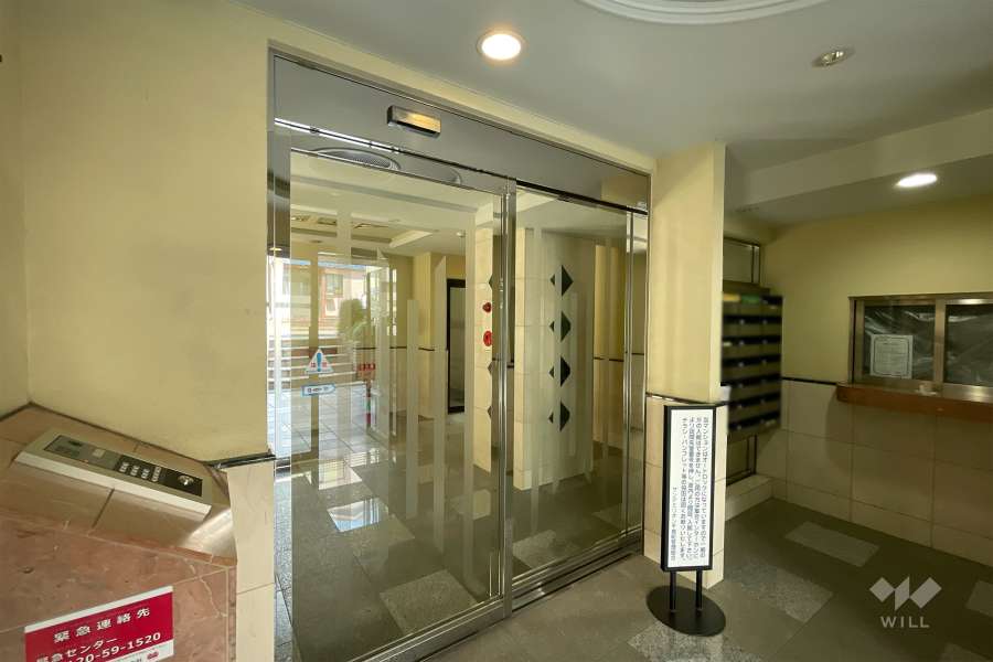 エントランスはオートロック付きです。　