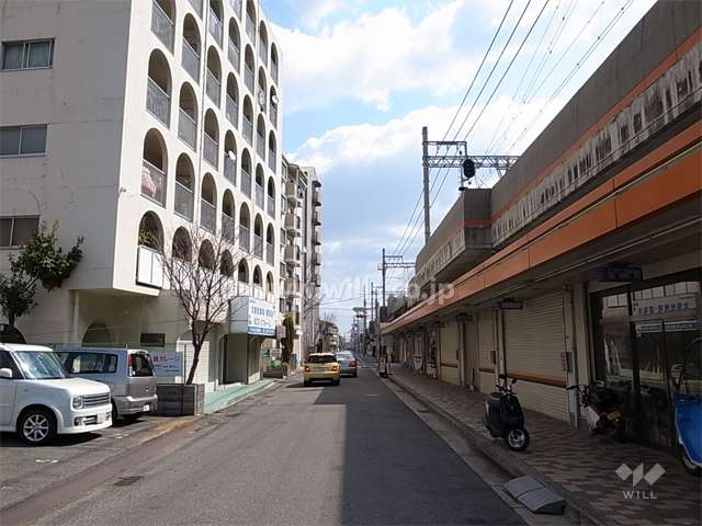 敷地南側の前面道路。道を挟んで南側には阪急神戸線が走っています。