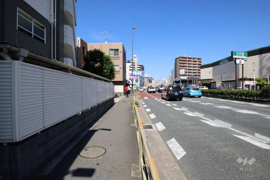 敷地東側の前面道路(南側から)