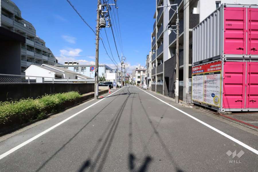 敷地西側の前面道路(南側から)