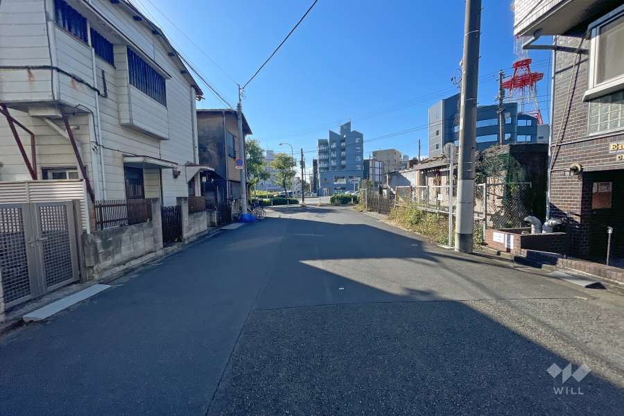 敷地東側の前面道路（北側から）