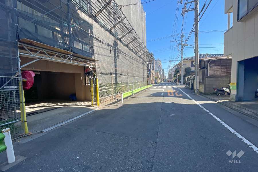 敷地南側の前面道路（西側から）