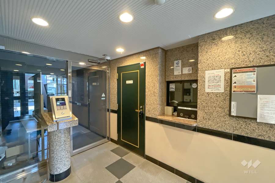 エントランスはオートロック付きです。