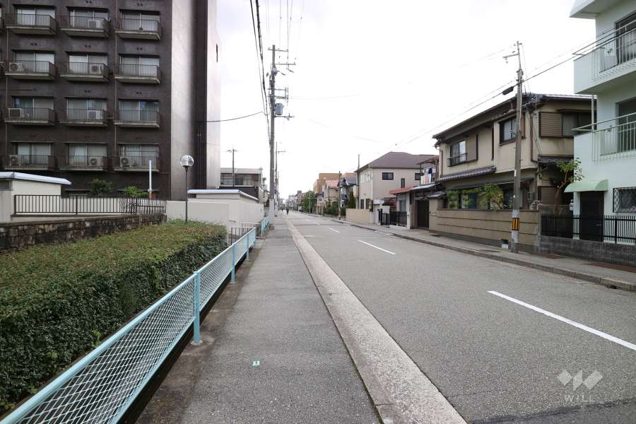 敷地西側の前面道路