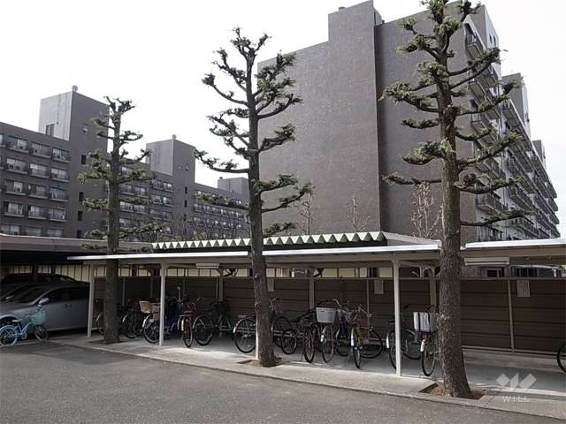 駐輪場。右が北棟、左が南棟です。