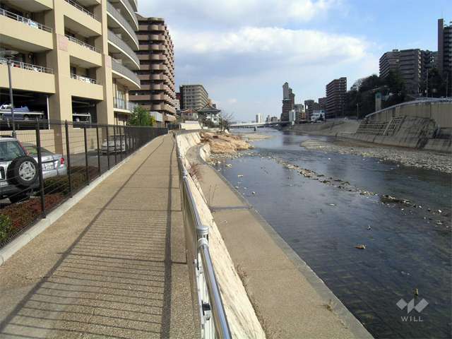 川沿いは遊歩道が整備されています。