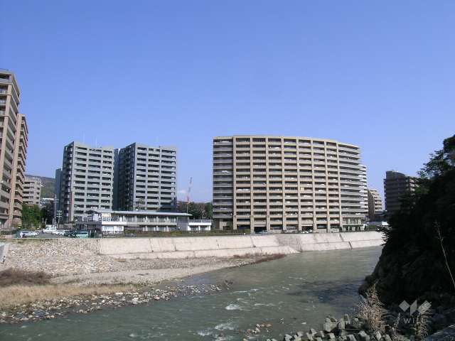 南側には武庫川が流れています