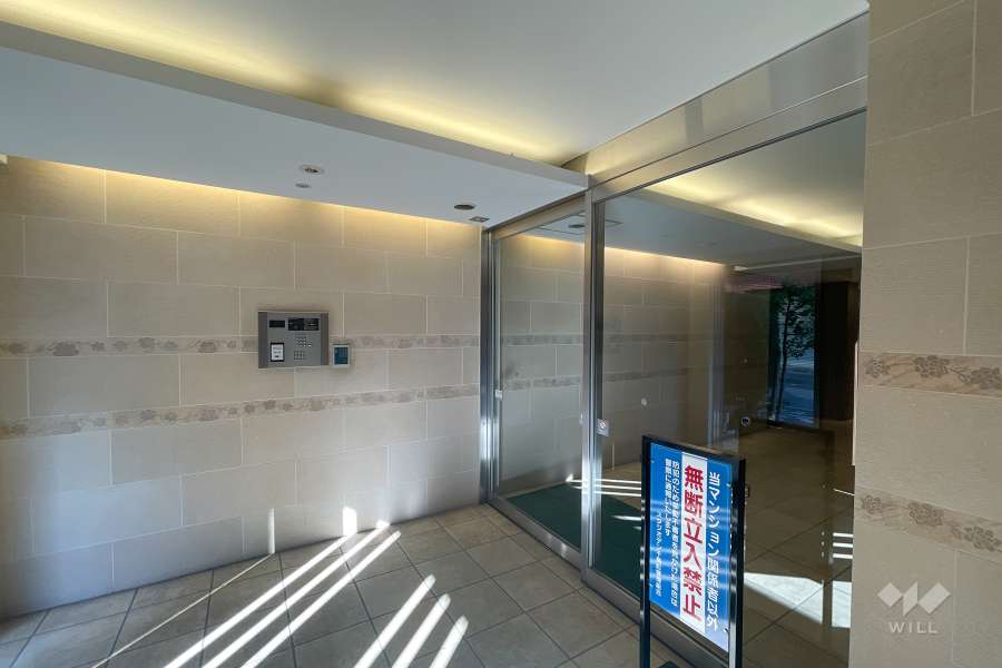 エントランスはオートロック付きです。