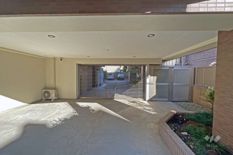 敷地内駐車場（屋内平面式）と駐輪場の出入り口はリングシャッター式です。