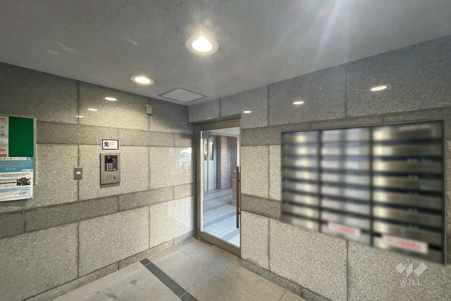 エントランスはオートロック付きです。